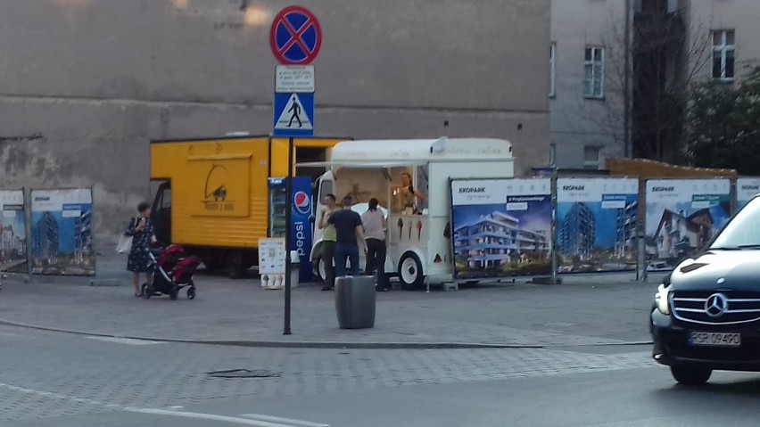 Kraków. Food trucki zaparkowały pod samym Wawelem. Przejmują wolny plac