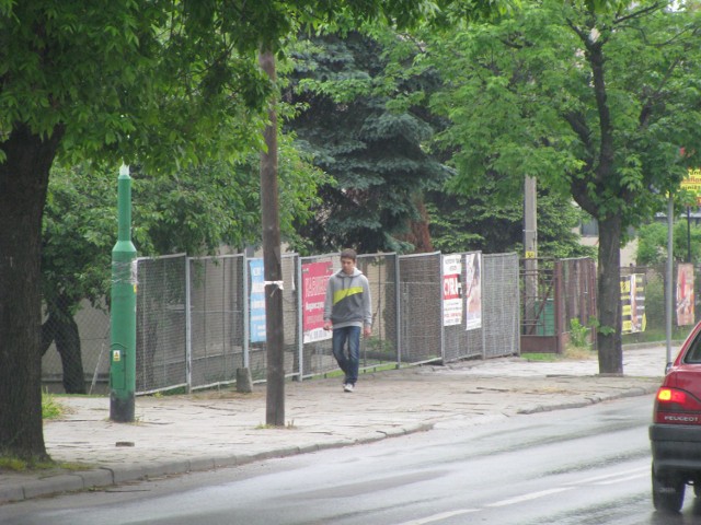 Ulica Krakowska to jedna z głównych arterii Dębicy. Chodnik po północnej części drogi od dawna prosił się o remont