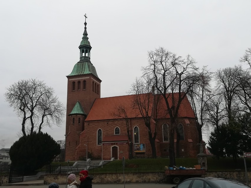 - Ten stary kościół stoi na wzgórzu, które jest otoczone...