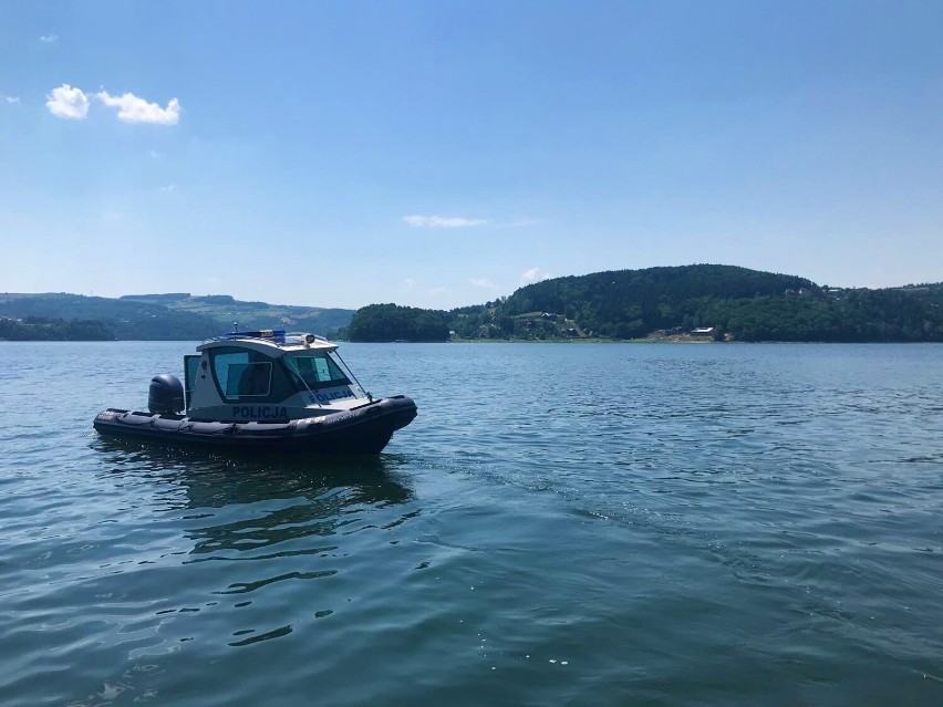 Policyjne patrole wodne nad Jeziorem Rożnowskim dbają o bezpieczeństwo