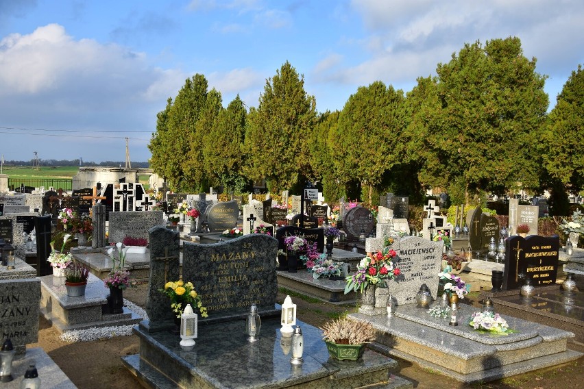 Cmentarz w Gąsawie. Zdjęcia 26.10.2022.