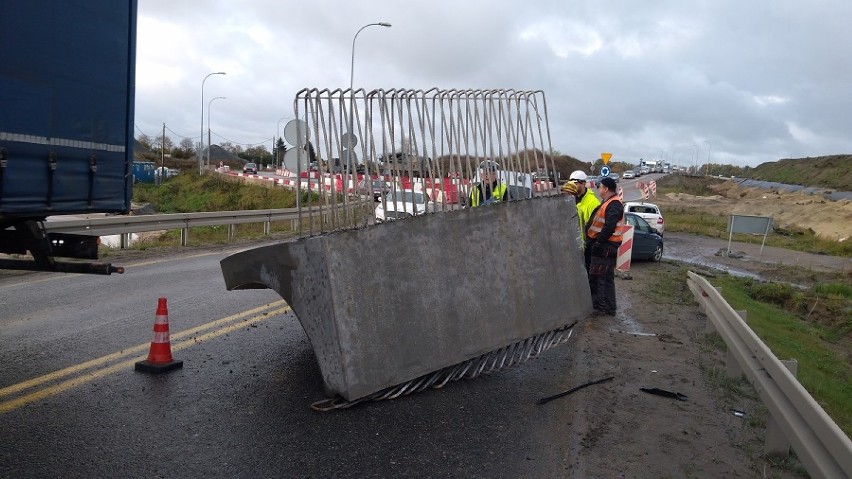 Nowy Dwór Gdański. Betonowy element o masie 6 ton spadł na...