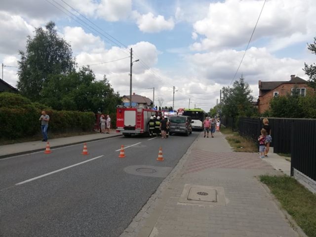 27-letni motocyklista uderzył w autobus MZK. Nieprzytomnego śmigłowiec LPR zabrał do szpitala do Łodzi