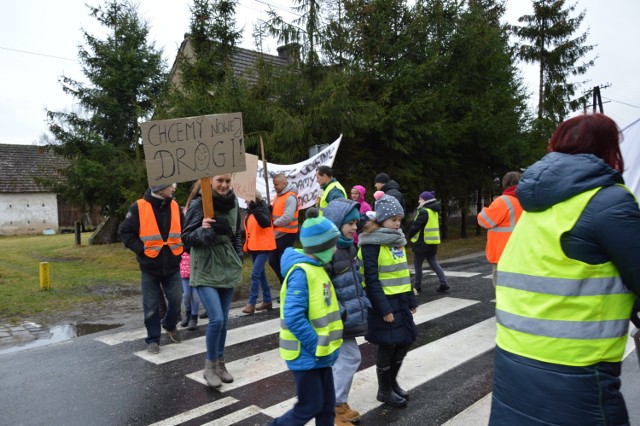 W piątek, 15 grudnia, wyszli z transparentami na ulicę, by domagać się dawno obiecanego remontu drogi relacji Miodnica - Nowogród Bobrzański.

Tak mieszkańcy Miodnicy tak protestowali przeciwko  obietnicami Zarządu Dróg Wojewódzkich i przeciągającemu się rozpoczęciu remontu drogi relacji Żagań- Nowogród Bobrzański.  Przyszli z banerami i transparentami. 
-&nbsp;Po wielu interwencjach nic nie wskóraliśmy, niech widzą, że w nas jest siła, nie odpuścimy. Boimy się tędy chodzić, bo na całej długości drogi nie ma chodnika. By odprowadzić dzieci na autobus, robimy rodzicielskie dyżury, bo nie da się przejść. Sama z maleńką córką w wózku chodziłam odprowadzać syna na autobus. Biegłam, od samego domu, by nie spotkać się z samochodem. Jak napada śnieg nie ma gdzie uciec. To jest dramat naszej wsi! Ale mamy wyrozumiałych kierowców, przepuszczają nas. 
-&nbsp;Popieramy ten protest - mówią z Grażyna i Mieczysław Remin z Gorzupii oczekujący w samochodzie na przejazd przed przejściem na którym blokowany był  ruch. - Droga jest tak fatalna, że u siebie słyszymy, jak w Miodnicy przejeżdżają ciężarówki z ładunkiem.   
-&nbsp;Droga jest w coraz gorszym stanie. - Obiecywano nam jej remont w tym roku - mówi radny Leszek Ochrymczuk.-  A rok się kończy. Wiemy,  ze w przyszłym też się go nie doczekamy. Ruch utrudniają koleiny, nie ma chodnika. Tu nawet dorośli boją się chodzić. Jest bardzo niebezpiecznie. 

Paweł Tonder,  dyrektor Zarządu Dróg Wojewódzkich przyznaje, że inwestycja jest wpisana w  plan inwestycyjny na przyszły rok. - Wiemy, że droga jest w bardzo złym stanie, jednak szacunkowe koszty  wykonania, tj. 28 mln zł, znacznie przekraczają nasze możliwości. Pierwotnie planowaliśmy przeznaczyć na ten remont 10 mln zł, teraz okazuje się,że tyle ma kosztować wyłącznie kanalizacja deszczowa. A remont przewiduje też budowę chodników na całej długości jezdni, która ma mieć szerokość 7 m i  przebudowę mostu. To niewyobrażalnie duża kwota. Będziemy ją jeszcze weryfikować, ponieważ wykonawca dokumentacji, którą zleciliśmy w 2014 roku spóźnia się z jej domknięciem. Na jej opracowanie miał dwa lata. Od stycznia tego roku naliczamy więc kary umowne.

Czytaj też: Sceny grozy na przejeździe kolejowym w Nowogrodzie Bobrzańskim. Auta stają między rogatkami




