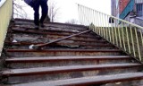 Dąbrowa Górnicza Mydlice zniszczone schody: zastawili schody, remont później