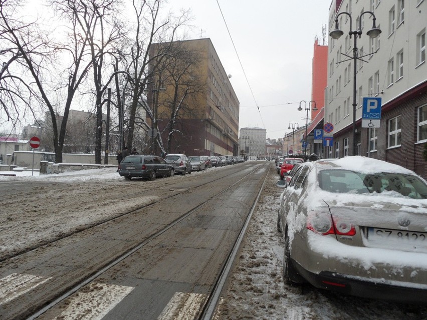 Atak zimy na ulicach Zabrza. Śnieg utrudnia komunikację [ZDJĘCIA]