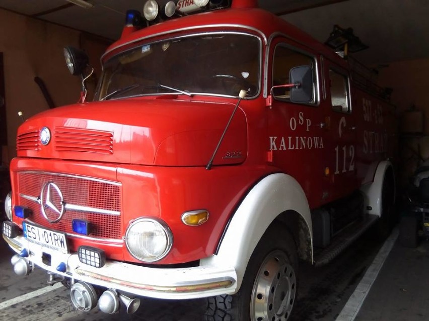 Strażacy z Kalinowej jeżdżą do pożarów mercedesem z 1959 roku. To najstarszy wóz bojowy w Polsce [GALERIA]