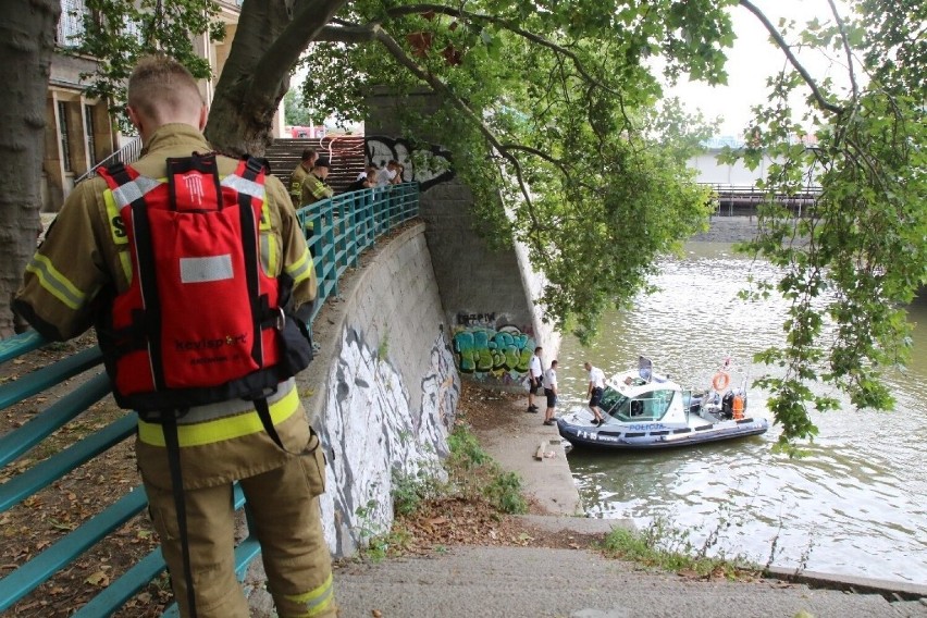 Akcja strażaków na Moście Pomorskim we Wrocławiu. Dostali zgłoszenie o dryfującym w rzece dziecku