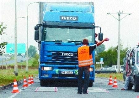 FOT. PAWEŁ RELIKOWSKI Inspektorzy transportu drogowego sprawdzają również, czy ciężarówki ważą więcej,