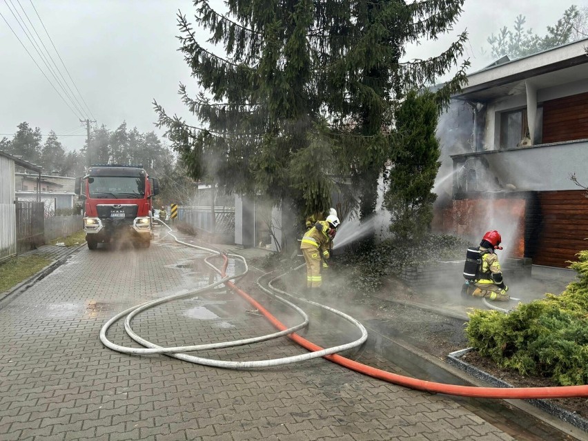 Tragedia w Kowanówku. Ogień trawił budynek mieszkalny [ZDJĘCIA]