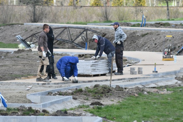 W centrum Kostrzyna nad Odrą trwają prace przy budowie nowego parku. Powstanie on na terenach rekreacyjnych w sąsiedztwie amfiteatru.