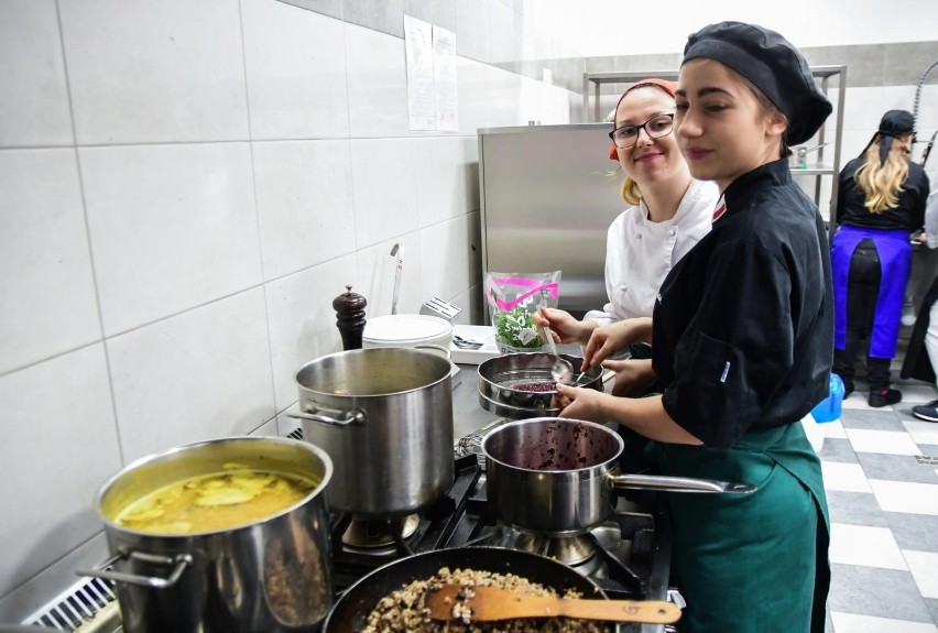 Kulinarne warsztaty w bydgoskim "gastronomiku". Uczniowie gotowali potrawy z gęsiny [zdjęcia]