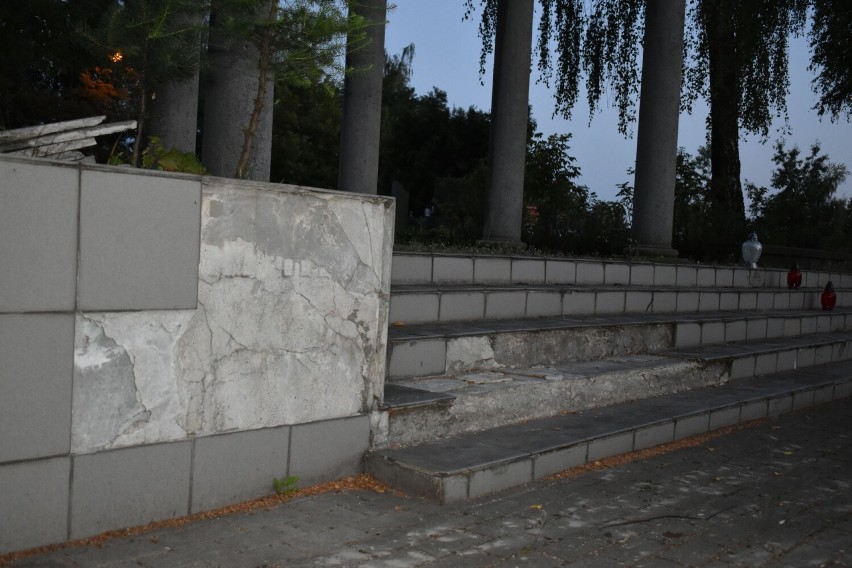 Zaniedbane kwatery żołnierzy na cmentarzu w Olkuszu