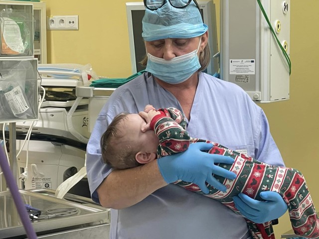Roczny Antoś z Pleszewa był niewidomy od urodzenia. Lekarze z Okręgowe Szpitala Kolejowego w Katowicach przywrócili mu wzrok!