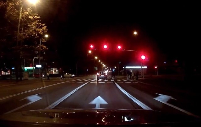 Kierowca auta przejechał przez skrzyżowanie na czerwonym świetle.