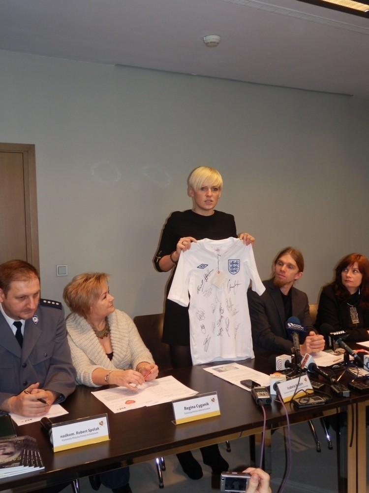 Koszulkę prezentuje Izabela Helbin, szefowa Krakowskiego...
