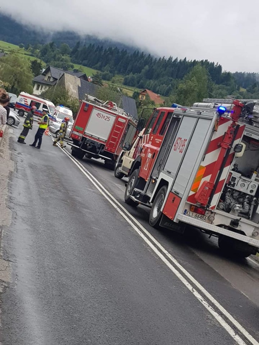 Mszana Dolna. Groźny wypadek w Lubomierzu, jedna osoba poważnie ranna. Droga wojewódzka nr 968 jest zablokowana [ZDJĘCIA]