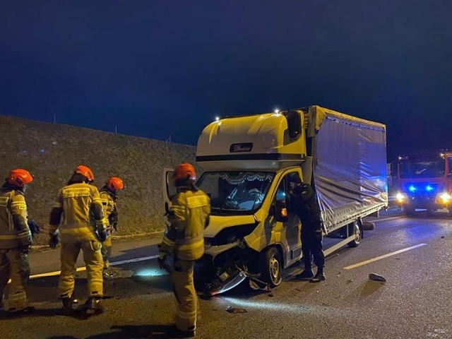 Do poważnego wypadku doszło w czwartek, 10 lutego, na trasie S3 koło Świebodzina. Służby wezwanie do zdarzenia drogowego otrzymali około godziny 17.20. Okazało się, że samochód dostawczy wjechał w lawetę. 

Wypadek miał miejsce na pasie w stronę Zielonej Góry. Okazało się, że samochód dostawczy wjechał w tył lawety. Na miejsce wysłano dwa zastępy straży pożarnej ze Świebodzina, policję oraz pogotowie. W tym zdarzeniu poszkodowane zostały dwie osoby. Na czas akcji służb nitkę S3 w stronę Zielonej Góry zamknięto. Tworzą się korki!