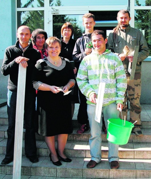 Uczniowie z nauczycielami i panią dyrektor ZSZiO w Lubinie