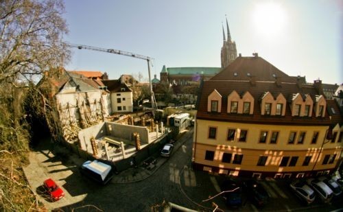 Wrocław: Kuria odbudowuje kamienicę, którą bezprawnie wyburzyła
