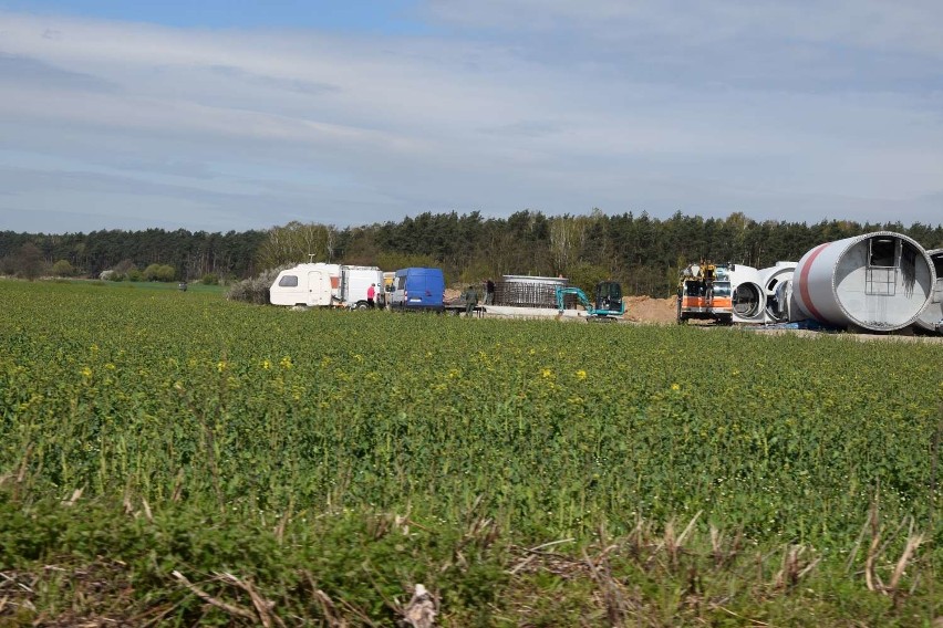 Pod Mieściskiem trwa budowa pierwszego wiatraka