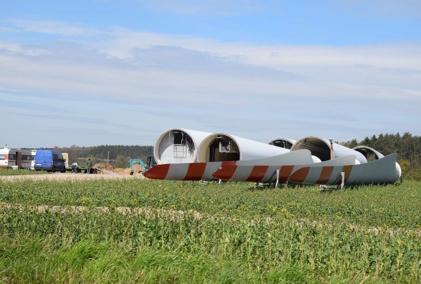 Pod Mieściskiem trwa budowa pierwszego wiatraka