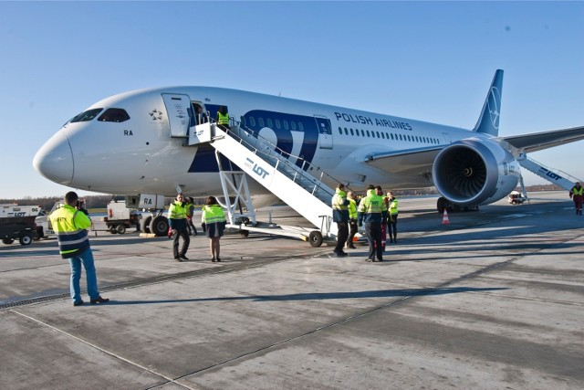 01.12.2012 wroclaw wroclawskie lotnisko na strachowicach samolot lot plyta lotniska samoloty przylot dreamlinera dreamliner boeing 787.. janusz wojtowicz / polskapresse gazeta wroclawska