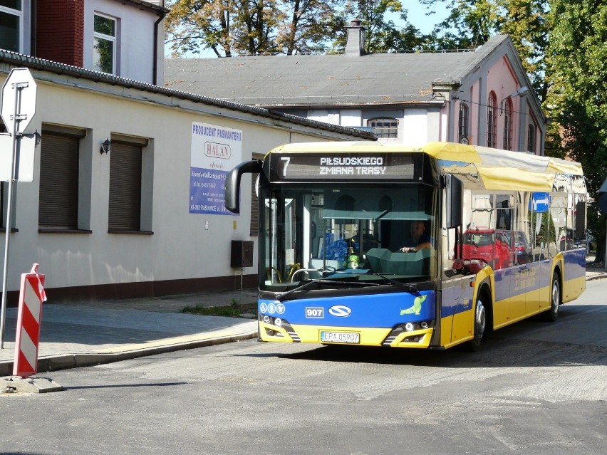 Ulica Piłsudskiego w Pabianicach już z asfaltem ZDJĘCIA