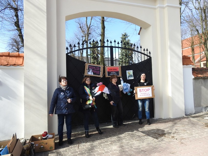 Panie protestowały przez dwie godziny pod bramą łomżyńskiej...