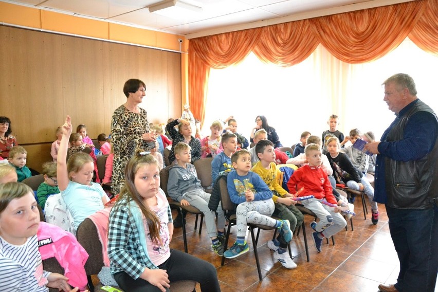 Wiesław Drabik spotkał się z dziećmi w Gminnej Bibliotece Publicznej w Brąszewicach[zdjęcia]