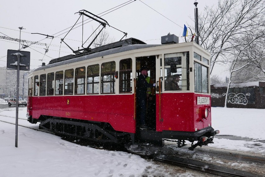 Warszawska parada tramwajów w zimowej aurze. Zabytki wyjechały na tory pomimo trudnych warunków
