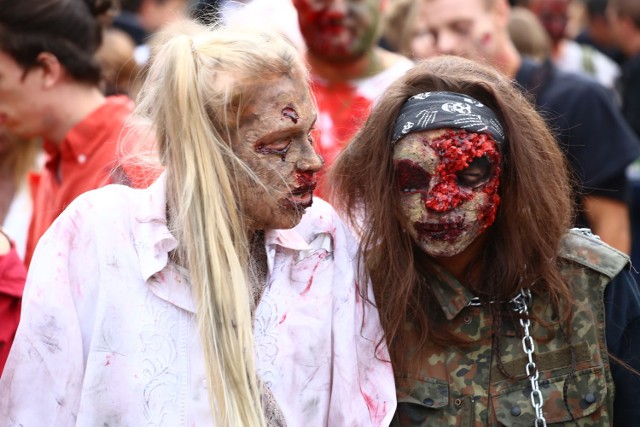 Marsz Żywych Trupów 2018. Zombie po raz ostatni przeszli ulicami Warszawy. Tak wyglądało pożegnanie z tradycją [ZDJĘCIA]