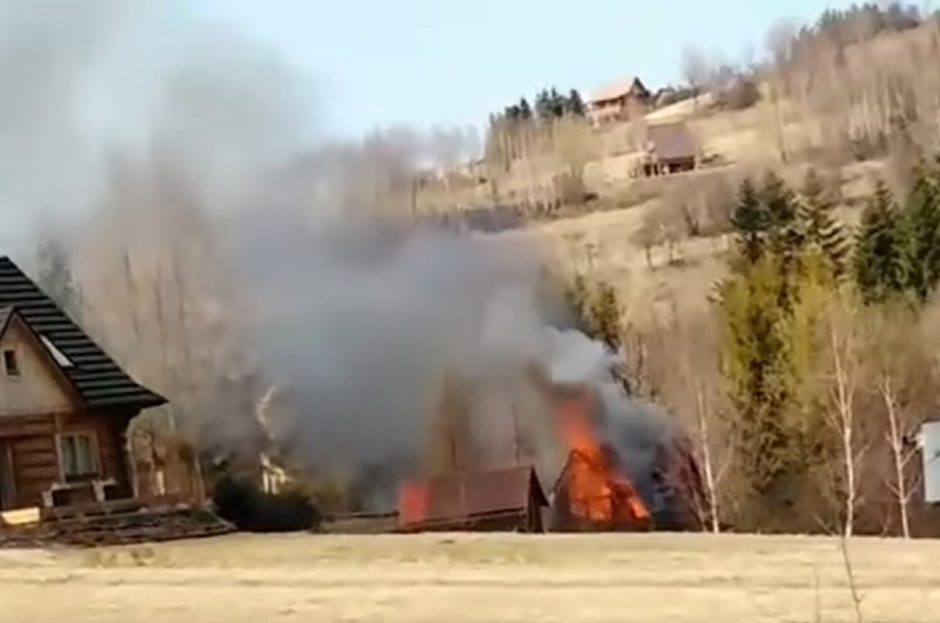 Tragiczny pożar domu w Sopotni Małej. W płomieniach zginęła jedna osoba. Zobacz ZDJĘCIA z akcji