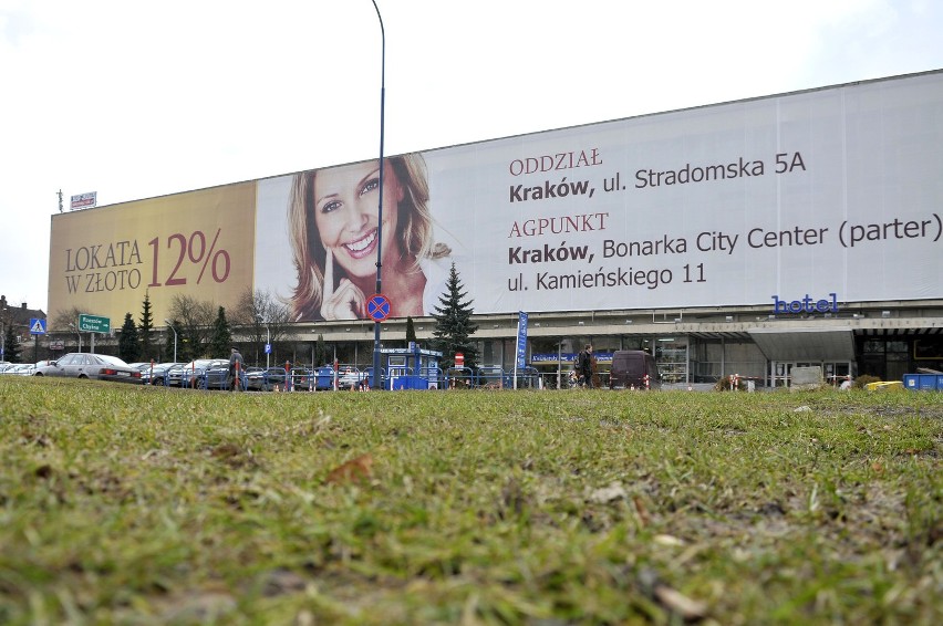 Kultowa Cracovia stała się kolejnym stojakiem na reklamy