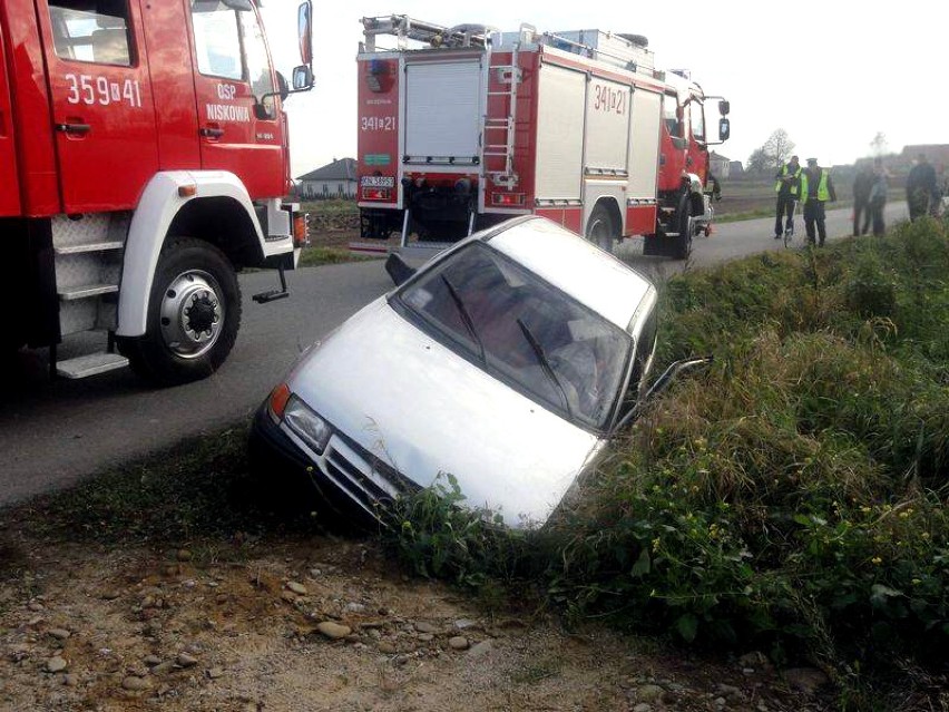 Auto w rowie, kierowca w szpitalu [FOTO]