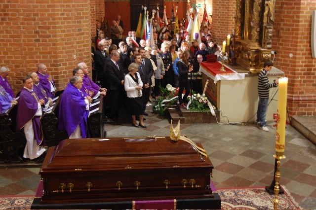 Pelplin: Pogrzeb biskupa Szlagi [ZDJĘCIA]