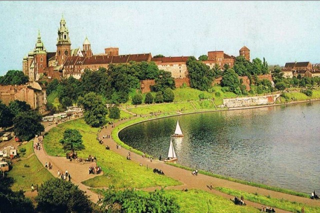 Wawel, zakole Wisły i żaglówki na fotografii z lat 70-tych XX wieku