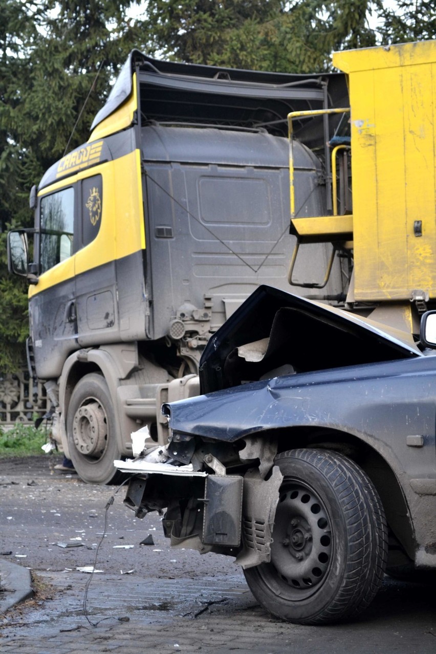 Wypadek na ul. Tczewskiej w Malborku [ZDJĘCIA]. Zderzyły się ciężarówka i samochód osobowy