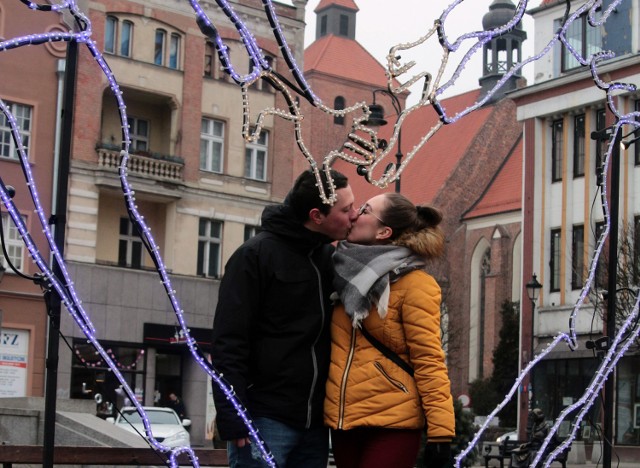 Na grudziądzkim Rynku, z okazji Walentynek, stanęła iluminacja w kształcie serca pn. „Zakochani w Grudziądzu”, która pozostanie do 16 lutego do późnych godzin wieczornych.

