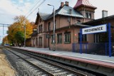 Dworzec PKP Jelenia Góra. Odnawiają dworzec  Piechowicach. A kiedy remont peronów w Jeleniej Górze?