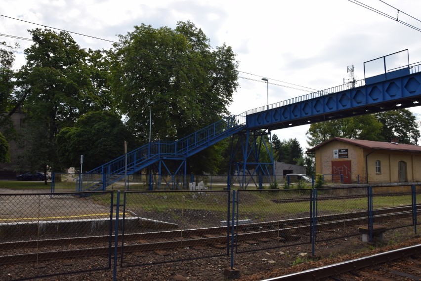 Pasażerowie skarżą się na schody prowadzące z peronu do...