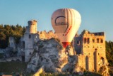 Zamkowa Fiesta Balonowa w Ogrodzieńcu trwa. Załogi w balonach wzbiły się w powietrze