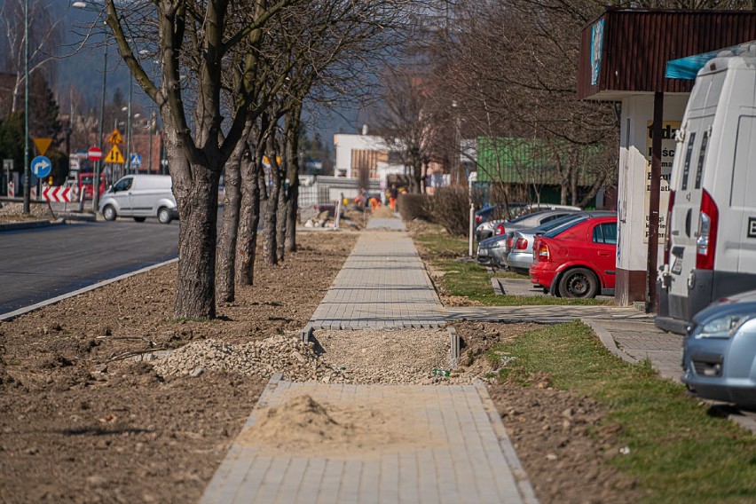 Ulica Sucharskiego ma już nowy asfalt. Prace nie zwalniają tempa [ZDJĘCIA]
