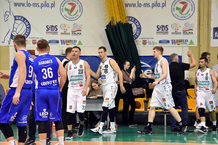 Mecz Basketu Powiat Pilski z Wiarą Lecha Poznań przerwany! Zgasło światło, zapłonęły race! Zobacz zdjęcia