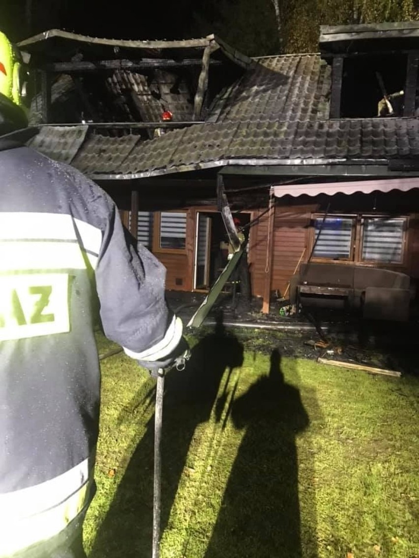 Pożar w Gałkówku. Ogień zniszczył dom, w którym mieszkali ojciec z córką