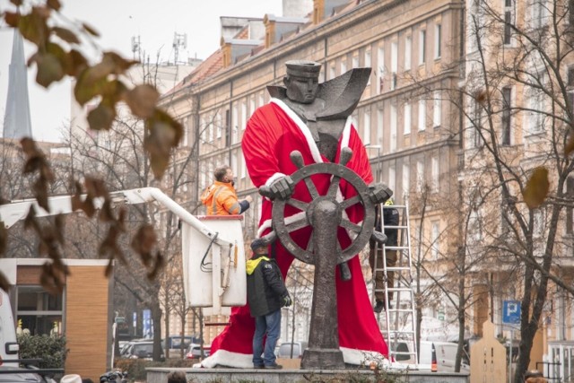 Pomnik Marynarza z Alei Fontann ubrany został w strój Świętego Mikołaja.