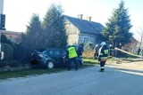 Kolizja w gminie Czarnocin: 35-latka wypadła z drogi i uderzyła w płot