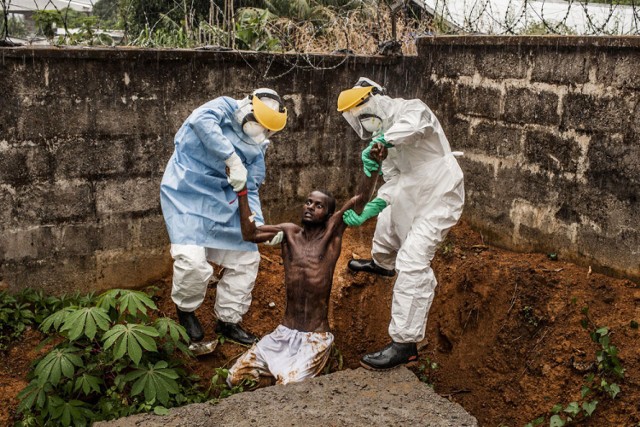 Medycy eskortują mężczyznę zarażonego wirusem Ebola, który uciekł z izolatki. Mężczyzna zmarł chwilę po zrobieniu tego zdjęcia.

ZOBACZ TAKŻE: Najlepsze zdjęcia poznańskich fotoreporterów w 2014 roku