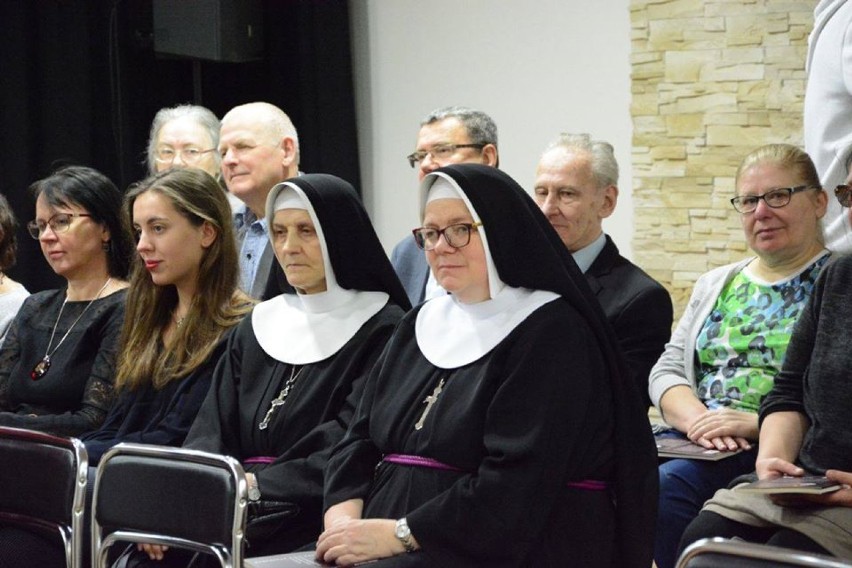 Trzcianka: Odbyła się promocja tomiku wierszy siostry Bogusławy Gajowskiej 