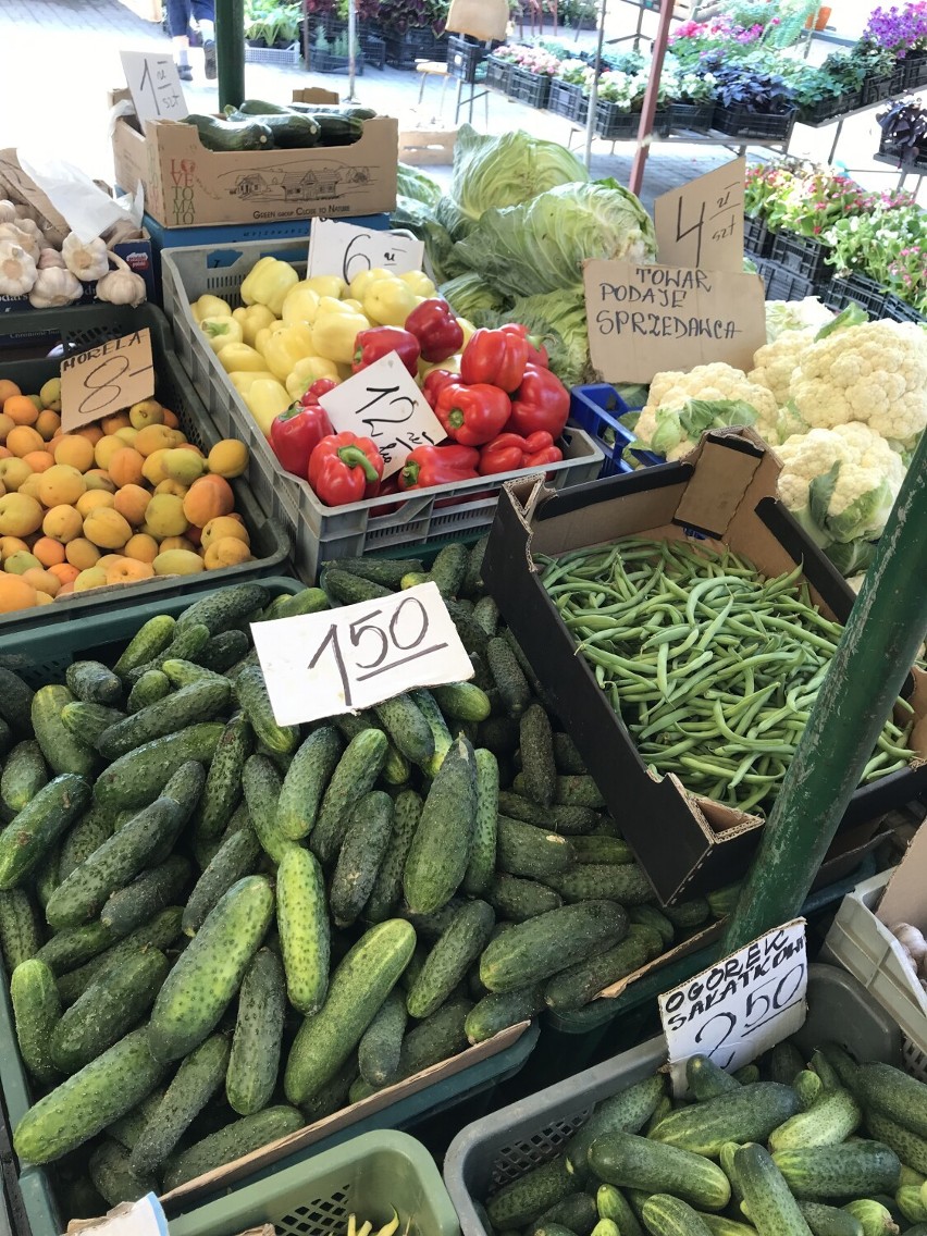 Ceny warzyw i owoców na chełmskim bazarze. Królują ogórki, pomidory i czereśnie. Zobacz zdjęcia